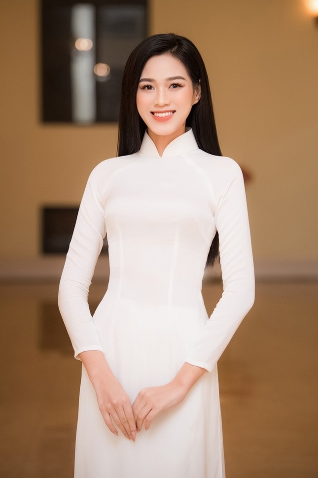 Soi trang phục Hoa hậu Đỗ Thị Hà trong các hoạt động nhân ái: Xinh đẹp nền nã, không có gì để chê ảnh 4