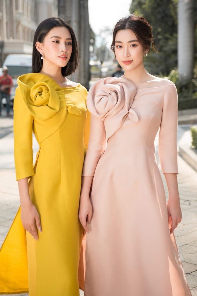 Hoa hậu Tiểu Vy khoe vẻ đẹp hiện đại trong bộ sưu tập áo dài Tết của Hoa hậu Đỗ Mỹ Linh ảnh 2