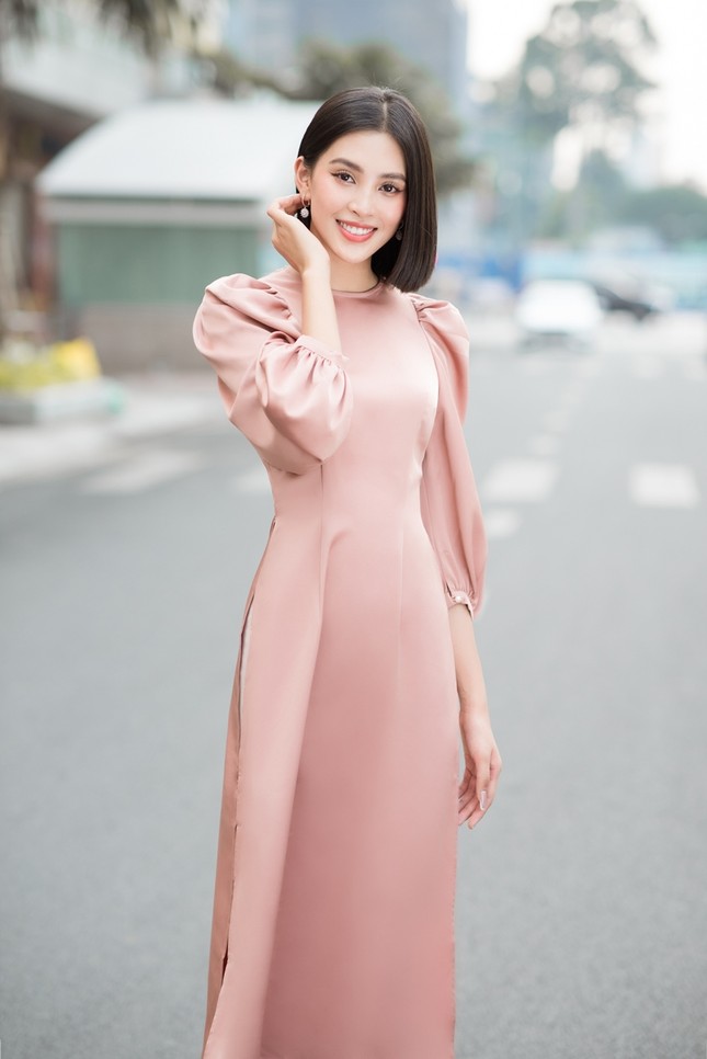 Hoa hậu Tiểu Vy khoe vẻ đẹp hiện đại trong bộ sưu tập áo dài Tết của Hoa hậu Đỗ Mỹ Linh ảnh 8