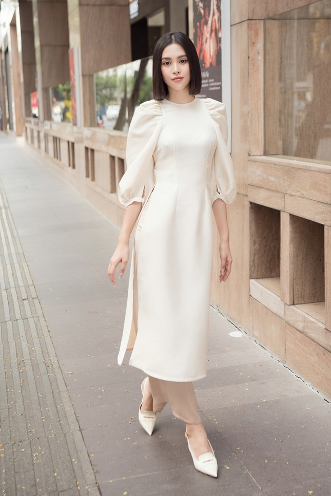Hoa hậu Tiểu Vy khoe vẻ đẹp hiện đại trong bộ sưu tập áo dài Tết của Hoa hậu Đỗ Mỹ Linh ảnh 7
