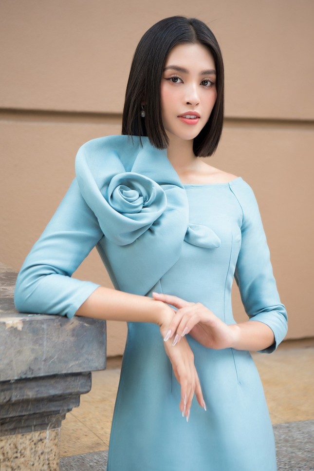 Hoa hậu Tiểu Vy khoe vẻ đẹp hiện đại trong bộ sưu tập áo dài Tết của Hoa hậu Đỗ Mỹ Linh ảnh 5