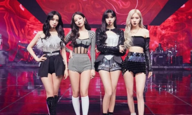 Stylist BLACKPINK gây sốc nặng vì cắt một chiếc váy cưới tuyệt đẹp thành áo quây cho Jisoo ảnh 3