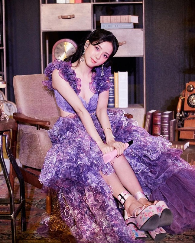 Jisoo BLACKPINK xinh đẹp như “nàng tiên màu tím” trong The Show, netizen lại bái phục stylist về trình sửa đồ ảnh 3