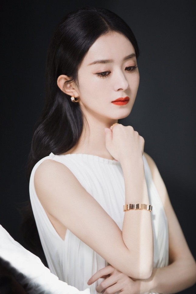 Triệu Lệ Dĩnh chính thức là Đại diện thương hiệu mảng trang sức của Dior, nhưng vì sao bộ ảnh quảng cáo lại bị chê? ảnh 6