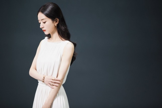 Triệu Lệ Dĩnh chính thức là Đại diện thương hiệu mảng trang sức của Dior, nhưng vì sao bộ ảnh quảng cáo lại bị chê? ảnh 5