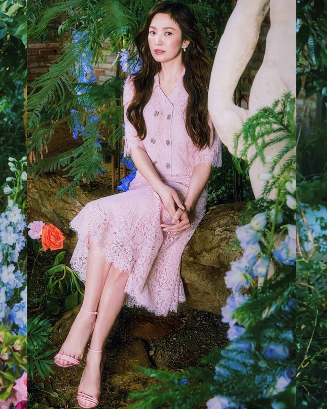 Các “nữ thần” cùng tung bộ ảnh thời trang, Suzy liệu có thần thái hơn Jisoo (BLACKPINK) và Song Hye Kyo? ảnh 2
