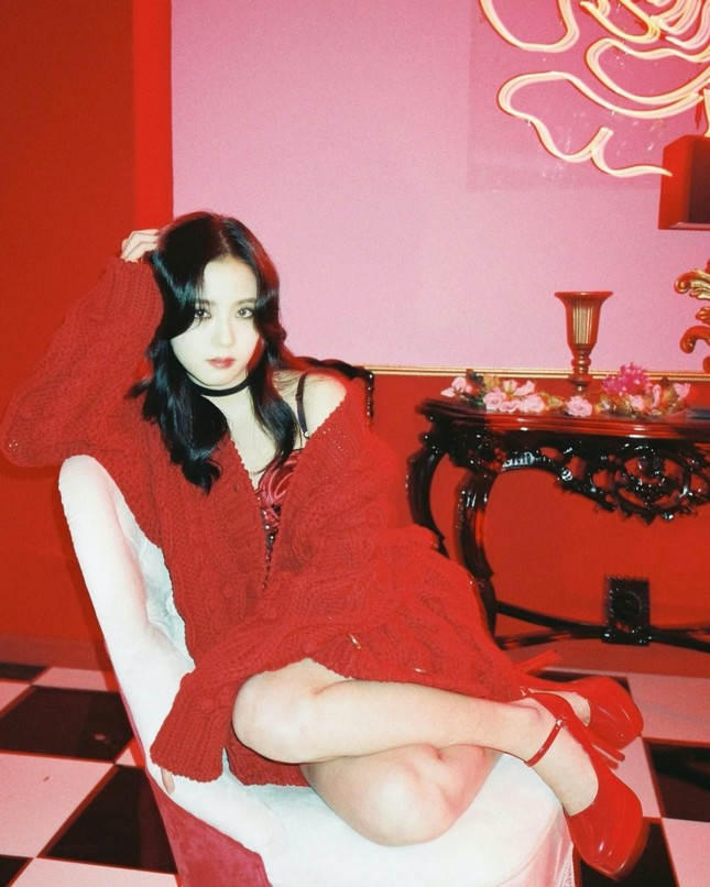 Mặc set đồ đỏ của D&G trị giá gần 175 triệu, Jisoo (BLACKPINK) quyến rũ hơn cả mẫu xịn của hãng ảnh 6