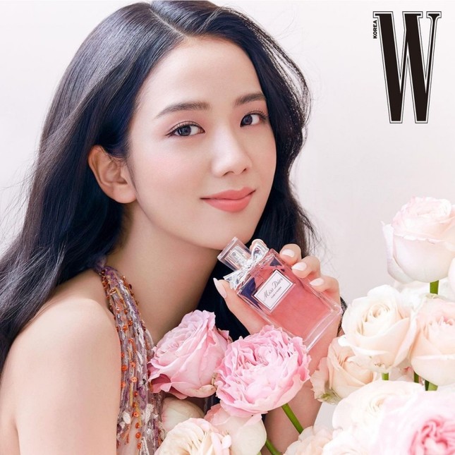 Cùng quảng cáo nước hoa Dior, hai đại sứ Jisoo (BLACKPINK) và Angela Baby lại được đem ra so sánh ảnh 2
