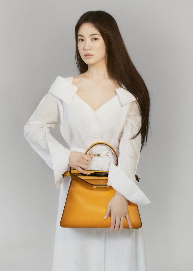 Song Hye Kyo chính thức trở thành đại sứ thương hiệu của FENDI, khoe bộ ảnh đẹp như “thiếu nữ mùa Xuân” ảnh 4