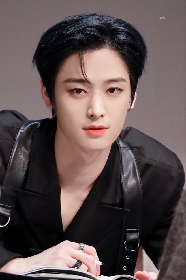 Bạn sẽ chọn chỗ ngồi nào trên chuyến xe buýt toàn các nam idol sở hữu visual hàng đầu K-Pop? ảnh 8