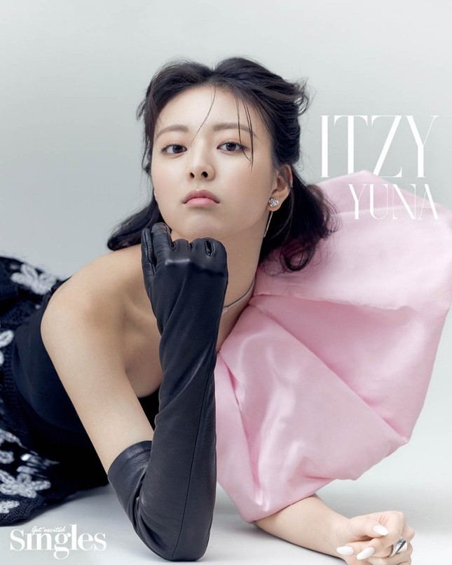 ITZY tung bộ ảnh tạp chí đầu năm, ảnh từng thành viên được khen tới tấp nhưng ảnh bìa cả nhóm bị chê tơi tả ảnh 6