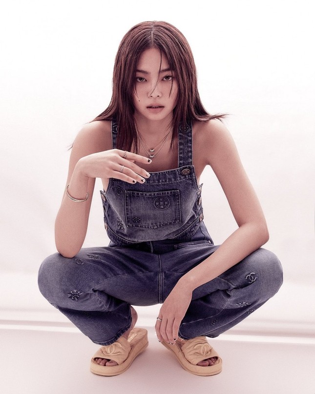 Jennie (BLACKPINK) “chuyển nghề” làm biên tập viên thời trang, tự sản xuất bộ ảnh cho chính mình? ảnh 4
