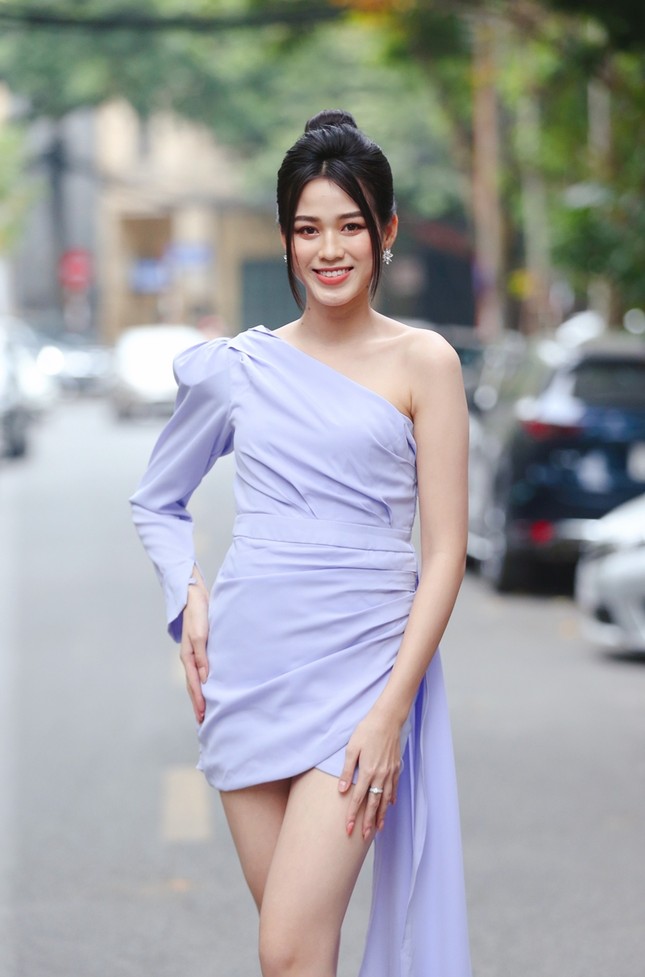 Hình ảnh mới nhất của Hoa hậu Đỗ Thị Hà: Kiểu váy tinh tế khoe trọn đôi chân “thương hiệu” 1m11 ảnh 4
