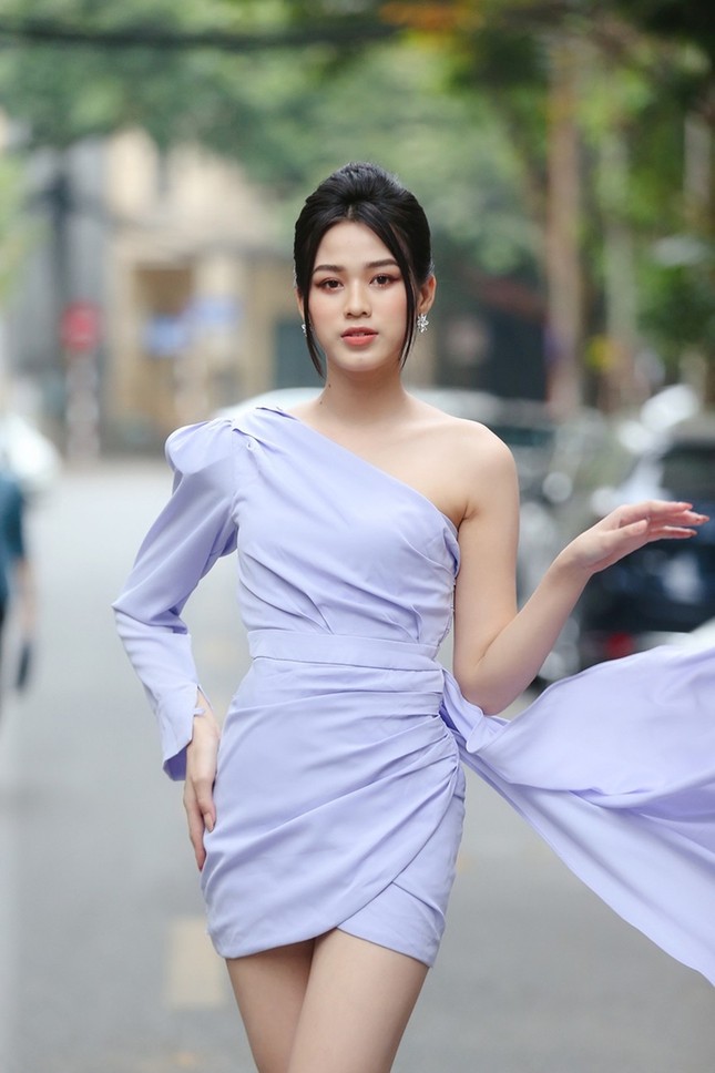 Hình ảnh mới nhất của Hoa hậu Đỗ Thị Hà: Kiểu váy tinh tế khoe trọn đôi chân “thương hiệu” 1m11 ảnh 2