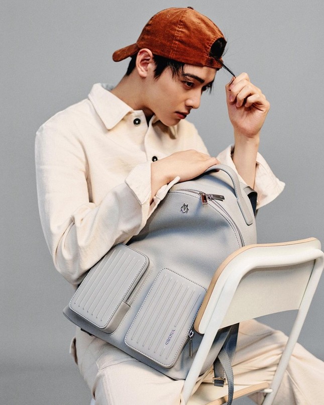 Ngắm trọn bộ ảnh gây tranh cãi của Cha Eun Woo, mặc cả váy nhưng “có gì đó rất cuốn ở đây“ ảnh 3