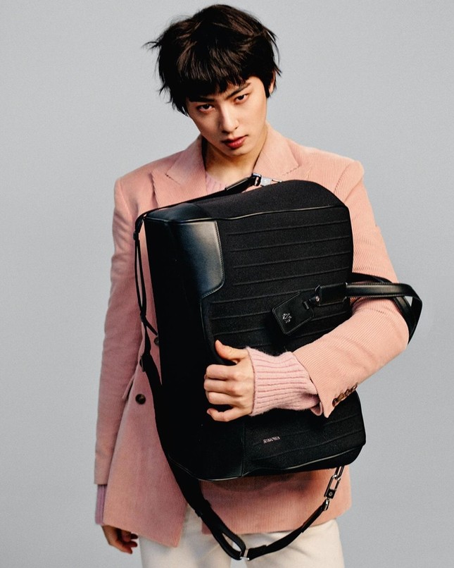 Ngắm trọn bộ ảnh gây tranh cãi của Cha Eun Woo, mặc cả váy nhưng “có gì đó rất cuốn ở đây“ ảnh 5