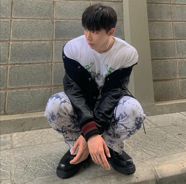 Mỹ nam tuổi Sửu: Ngắm gu thời trang phi giới tính cực ấn tượng của "hoàng tử ballad" Erik ảnh 2