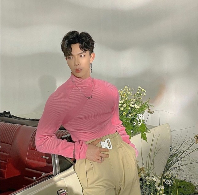 Mỹ nam tuổi Sửu: Ngắm gu thời trang phi giới tính cực ấn tượng của "hoàng tử ballad" Erik ảnh 6