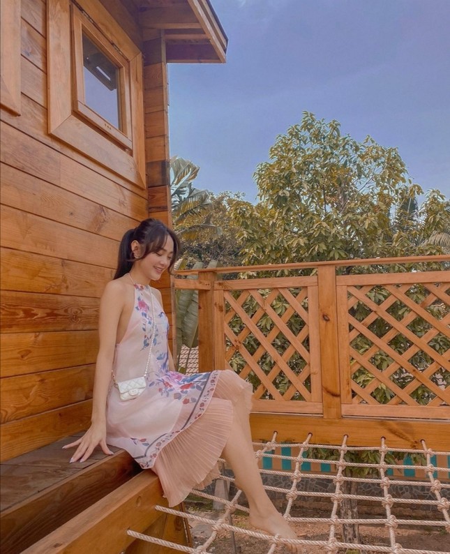 Ngắm gu thời trang và nhan sắc của Minh Hằng, có ai tin nổi cô nàng thuộc thế hệ 8X? ảnh 2