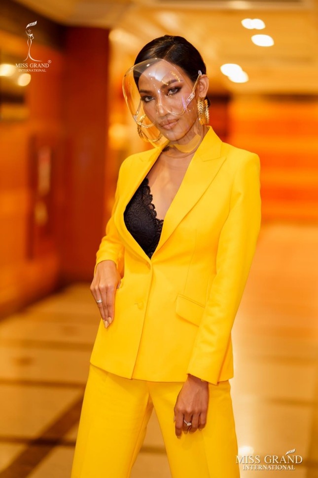 Muôn hình muôn vẻ các loại khẩu trang từ dàn đối thủ của Ngọc Thảo tại Miss Grand International 2020 ảnh 2