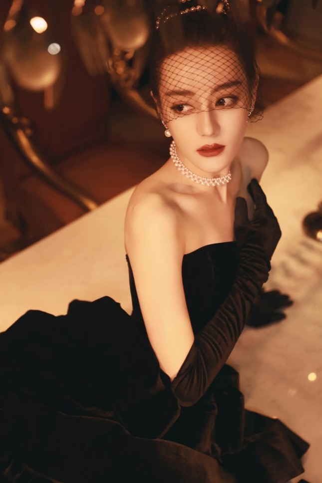 Mất điểm vì tóc ngắn trên thảm đỏ Weibo, nhưng Look 2 của Địch Lệ Nhiệt Ba lại khiến netizen chao đảo ảnh 3
