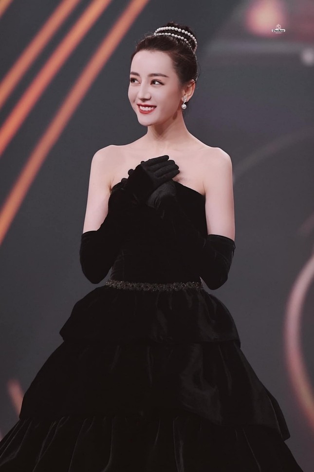 Mất điểm vì tóc ngắn trên thảm đỏ Weibo, nhưng Look 2 của Địch Lệ Nhiệt Ba lại khiến netizen chao đảo ảnh 5