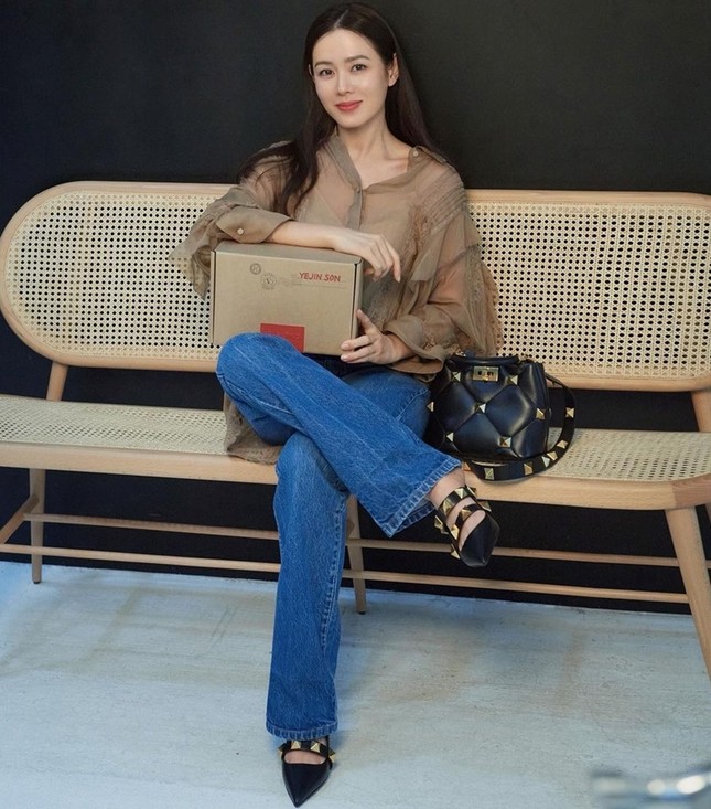 Chị đẹp Son Ye Jin xinh tươi trẻ đẹp ngang ngửa Đường Yên, Quan Hiểu Đồng ở show Valentino ảnh 2