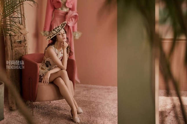 Địch Lệ Nhiệt Ba lên 2 bìa tạp chí với tạo hình đối lập, xém chút tưởng 2 người khác nhau ảnh 4