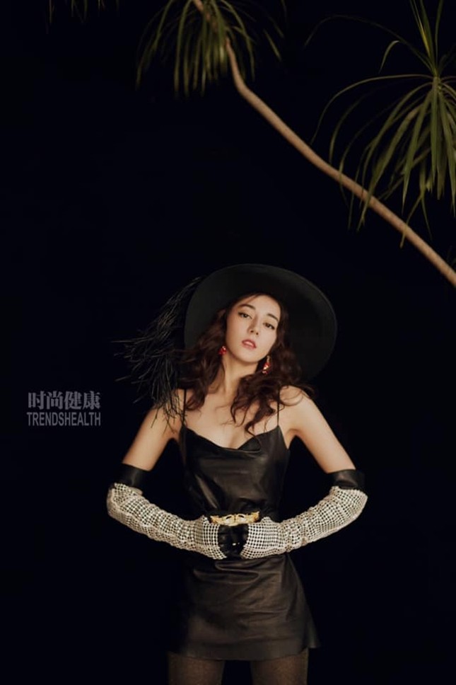 Địch Lệ Nhiệt Ba lên 2 bìa tạp chí với tạo hình đối lập, xém chút tưởng 2 người khác nhau ảnh 6