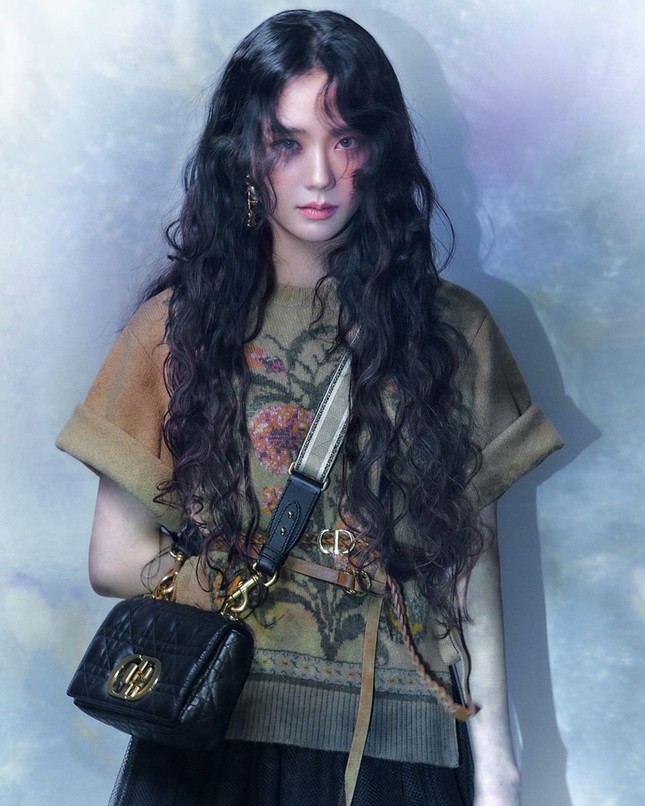 Dior tung BST Thu Đông 2021 với các thiết kế được lấy cảm hứng từ đại sứ thương hiệu Jisoo ảnh 2