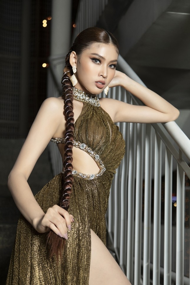 Á hậu Ngọc Thảo và Ngọc Trinh đọ sắc “một 9, một 10” trong cùng mẫu váy lấp lánh ảnh 2