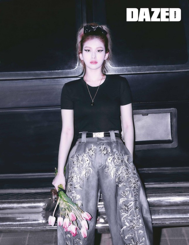 Nayeon TWICE & Jeon Somi mặc đồ LV lên tạp chí lớn, ai có khí chất đại sứ thương hiệu hơn? ảnh 3