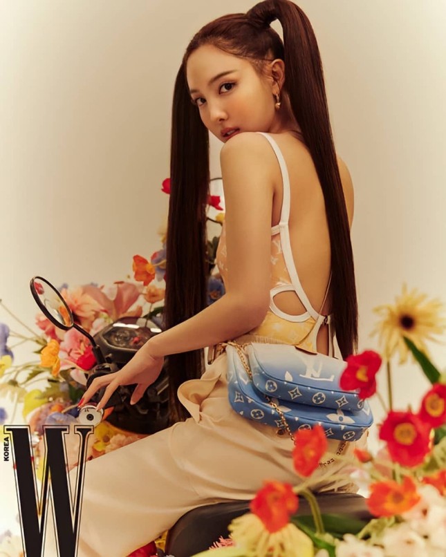Nayeon TWICE & Jeon Somi mặc đồ LV lên tạp chí lớn, ai có khí chất đại sứ thương hiệu hơn? ảnh 1