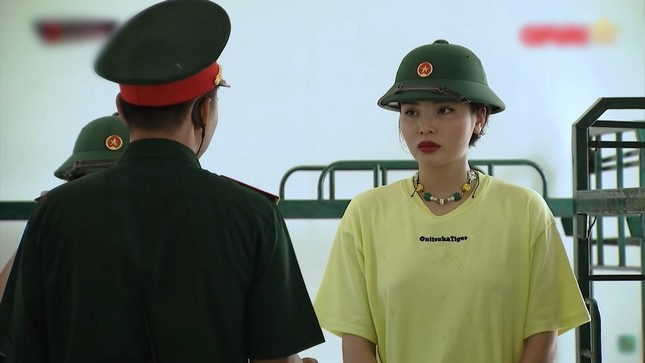 Kỳ Duyên “nhắc bài” Hậu Hoàng khi nghề YouTuber không được biết đến trong quân ngũ ảnh 4