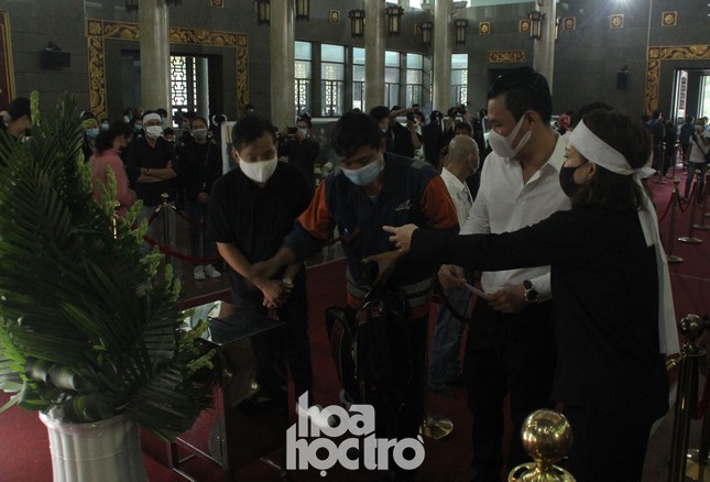Thu Trang, Tiến Luật cùng nhiều nghệ sĩ đến viếng và tiễn đưa cố nghệ sĩ Chí Tài ảnh 10