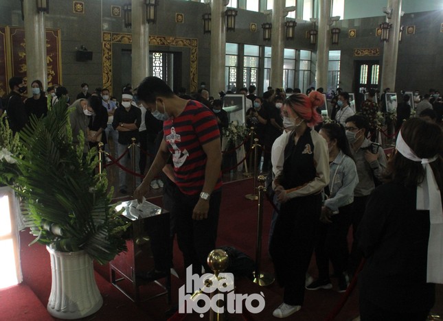 Thu Trang, Tiến Luật cùng nhiều nghệ sĩ đến viếng và tiễn đưa cố nghệ sĩ Chí Tài ảnh 11