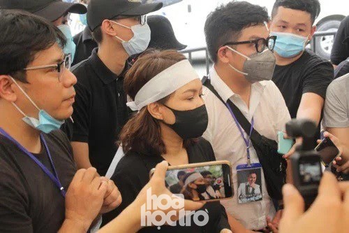 Thu Trang, Tiến Luật cùng nhiều nghệ sĩ đến viếng và tiễn đưa cố nghệ sĩ Chí Tài ảnh 3