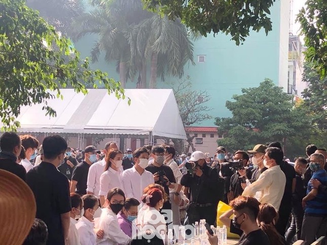 Thu Trang, Tiến Luật cùng nhiều nghệ sĩ đến viếng và tiễn đưa cố nghệ sĩ Chí Tài ảnh 2