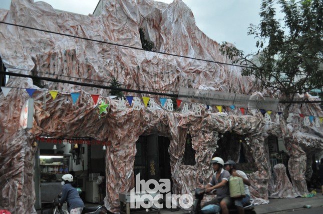 Muốn thưởng thức không khí Giáng sinh như giữa lòng châu Âu? Hãy sang ngay xóm đạo quận 8! ảnh 1