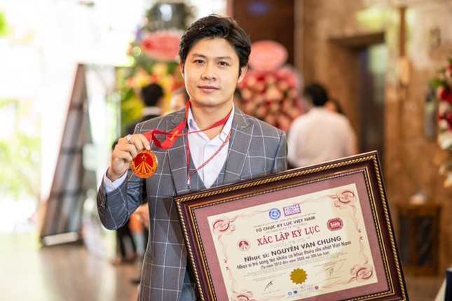 Nhạc sĩ Nguyễn Văn Chung vừa xác lập một kỷ lục mới tại Việt Nam ảnh 2