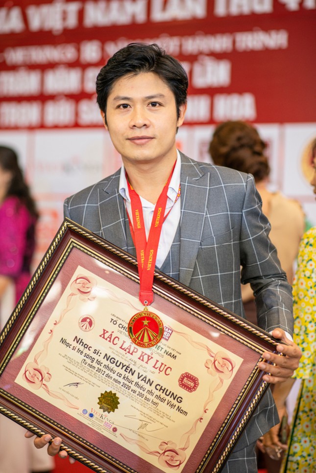 Nhạc sĩ Nguyễn Văn Chung vừa xác lập một kỷ lục mới tại Việt Nam ảnh 3