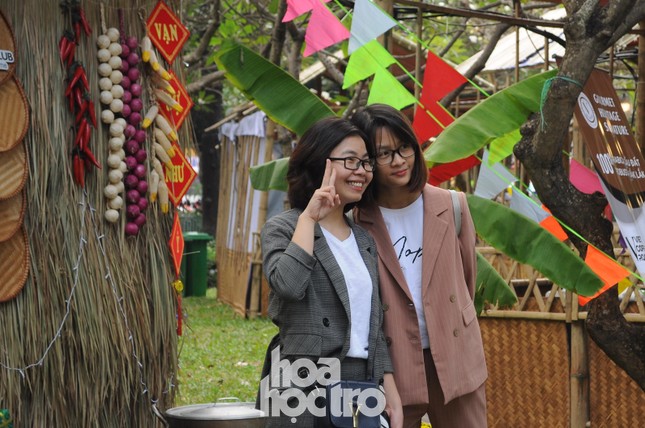 Teen Sài Gòn đón Tết sớm: Tưng bừng trò chơi dân gian, diện áo dài đi phố ông Đồ ảnh 4