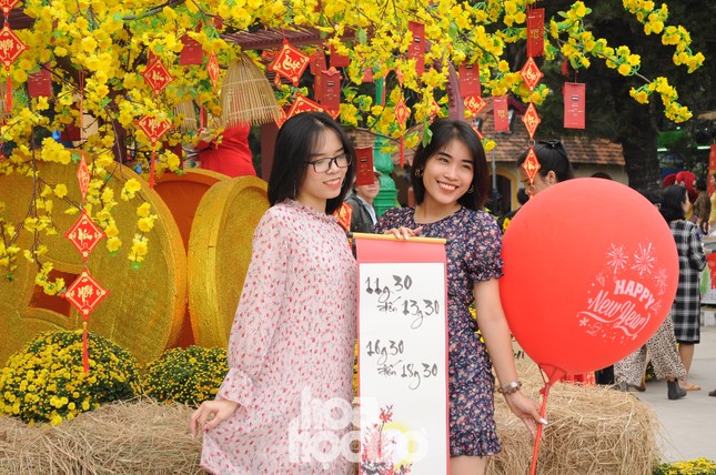 Teen Sài Gòn đón Tết sớm: Tưng bừng trò chơi dân gian, diện áo dài đi phố ông Đồ ảnh 3