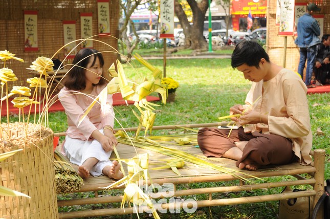 Teen Sài Gòn đón Tết sớm: Tưng bừng trò chơi dân gian, diện áo dài đi phố ông Đồ ảnh 6