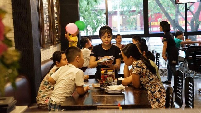 Sinh viên làm thêm Tết: Người lần đầu gửi tiền cho mẹ sắm Tết, người đến đêm 30 mới về nhà ảnh 2