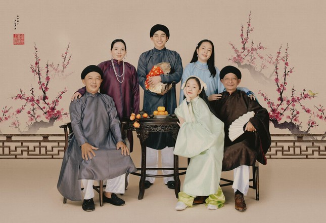 Jun Phạm “ngược dòng thời gian”, mặc cổ phục Việt chụp hình bên gia đình đón Tết ảnh 1