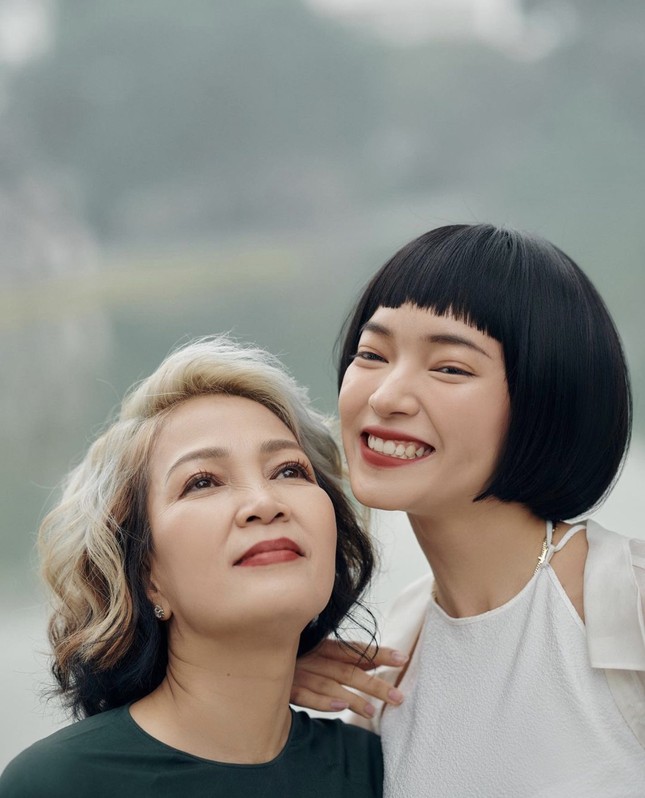 Sao Việt đầu năm: Mỹ Tâm khoe sắc trong váy vàng rực rỡ, Sơn Tùng M-TP chuẩn "soái ca" bên em trai ảnh 4