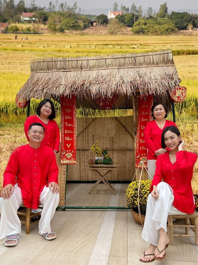 Sao Việt đầu năm: Mỹ Tâm khoe sắc trong váy vàng rực rỡ, Sơn Tùng M-TP chuẩn "soái ca" bên em trai ảnh 8