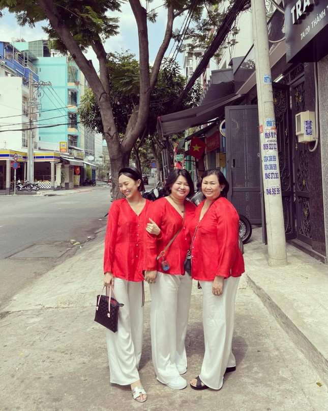 Sao Việt đầu năm: Mỹ Tâm khoe sắc trong váy vàng rực rỡ, Sơn Tùng M-TP chuẩn "soái ca" bên em trai ảnh 9