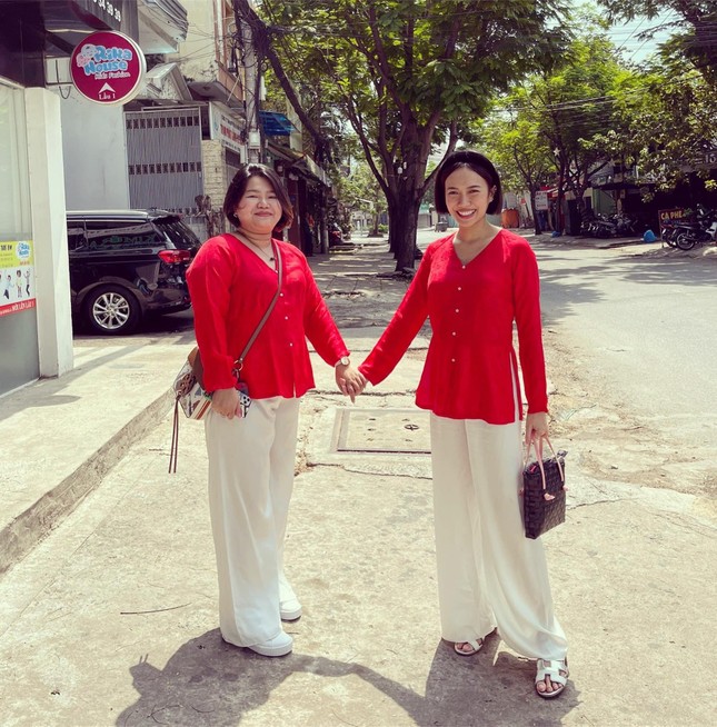 Sao Việt đầu năm: Mỹ Tâm khoe sắc trong váy vàng rực rỡ, Sơn Tùng M-TP chuẩn "soái ca" bên em trai ảnh 10